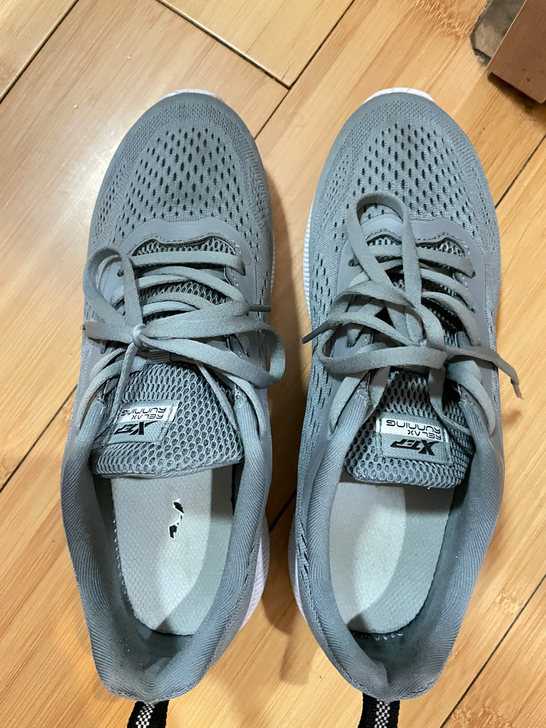 特步男鞋 休闲鞋九成新