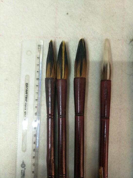 毛笔，纯木杆提斗笔，有黑色笔毛为鼠须，有狼...