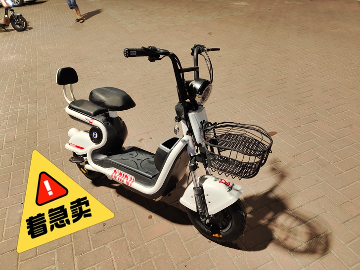 二手崭新新日小滑板便宜转让整车如图实拍照片...