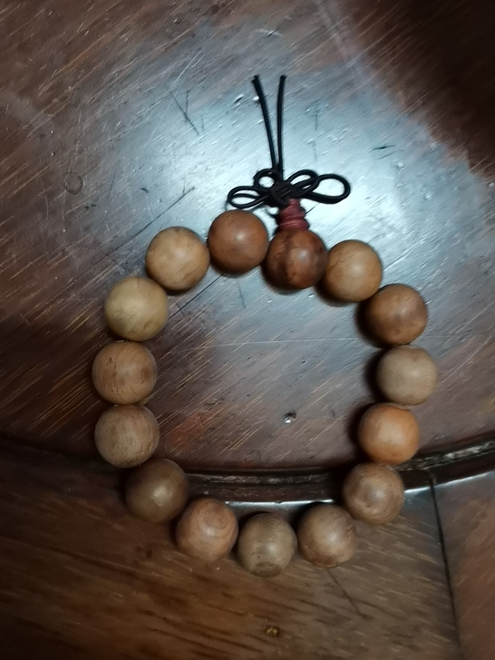 不知是什么木做的，淡淡的木香味，因为不是我...