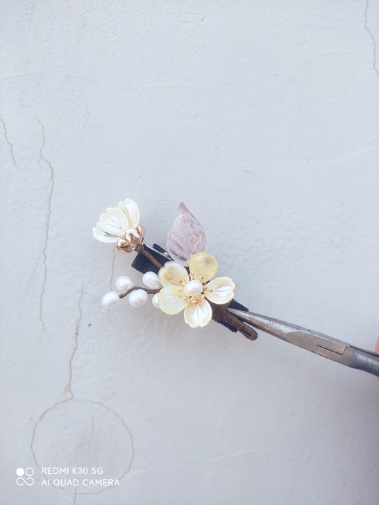 蝶贝发夹，淡水珍珠，金沙琉璃叶子。