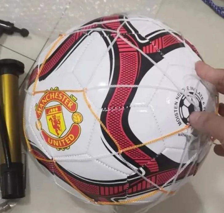 足球白色曼联足球，我姐的店铺经营不走了，现...