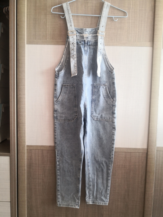 背带牛仔裤，版型超好看，浅蓝色的，拍出来颜...