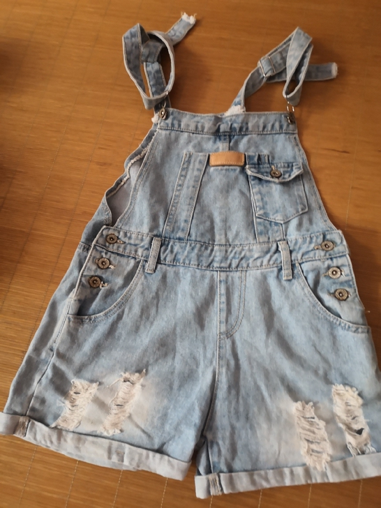 浅蓝色背带牛仔短裤，布料都是比较有质感的，...