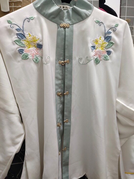 花朝记玉檀上衫,之前的联名款现在绝版了