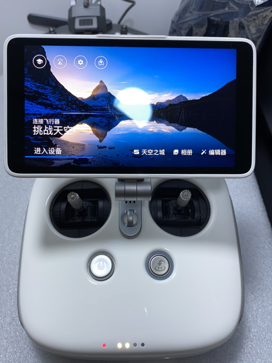 大疆精灵4pro+2.0带屏幕遥控器，外观...