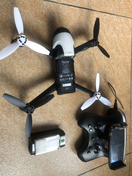 朋友的八成新派诺特parrot bebop...