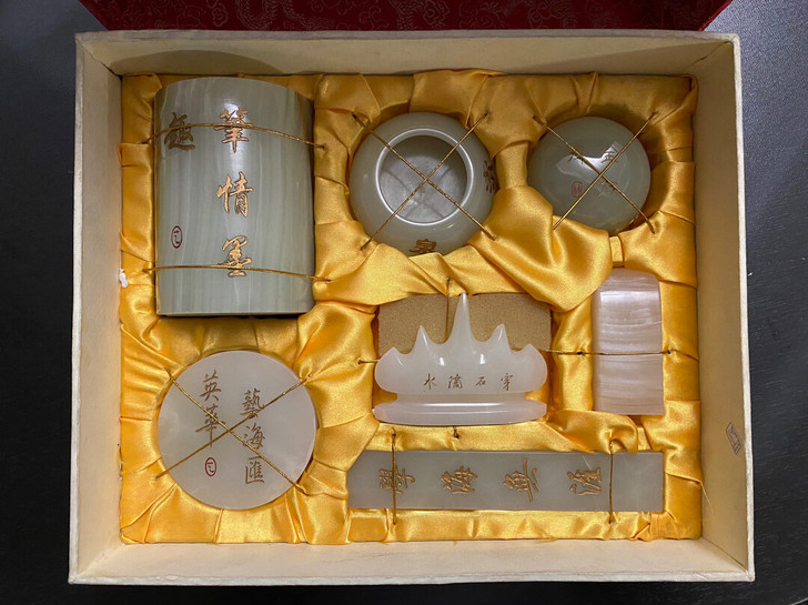 闲置转让！文房四宝礼盒（镇尺、砚台、印章、...