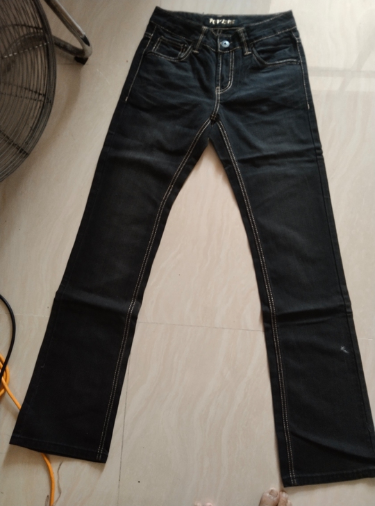 品牌牛仔裤全新，时尚沙龙出口装牛仔裤，微喇...