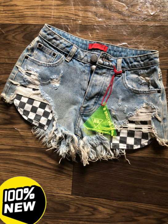 牛仔短裤。腰围70。一条，特价