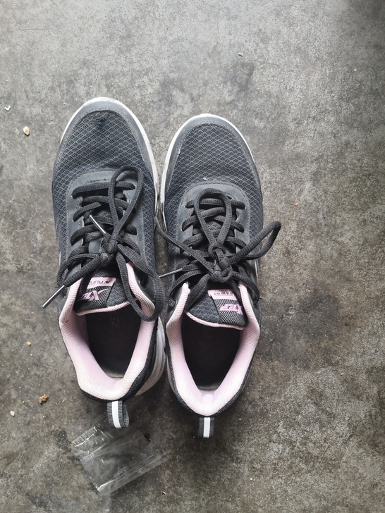 特步运动鞋，脚尖磨损，介意慎拍