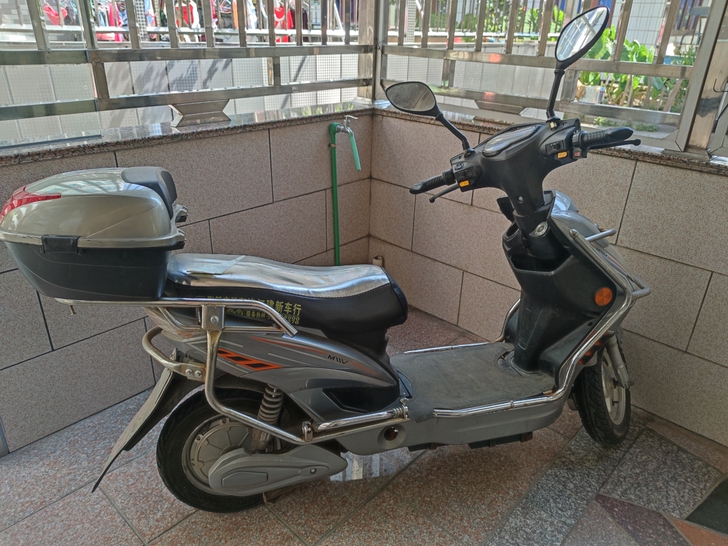 小刀电动车上绿牌（证件齐全），5个电池，车...