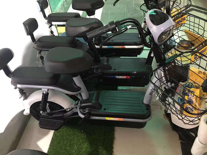 新日电动车、48v20a！大电瓶跑得远！库...