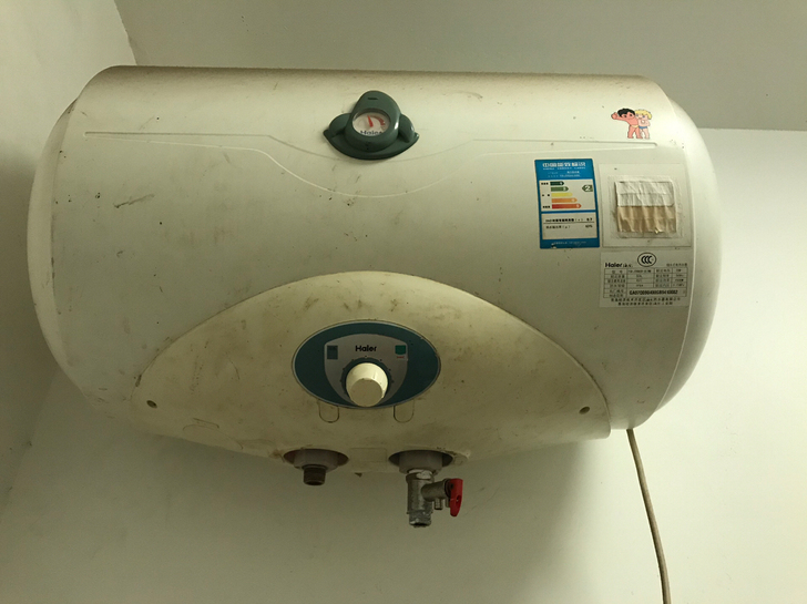 海尔热水器 50升的。  200元自取。