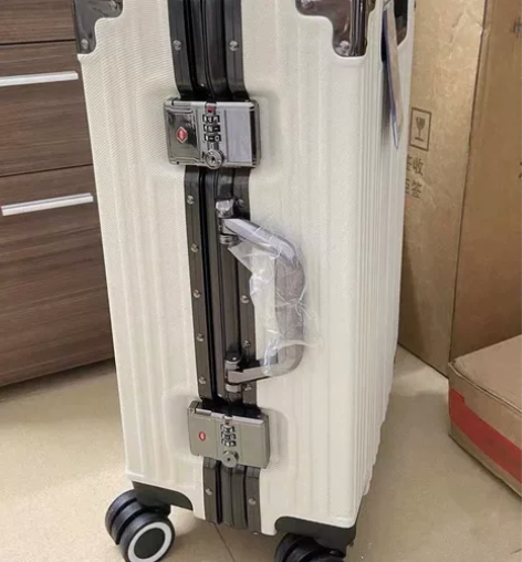 【全新带吊牌】半价出售行李箱26寸结实耐用...