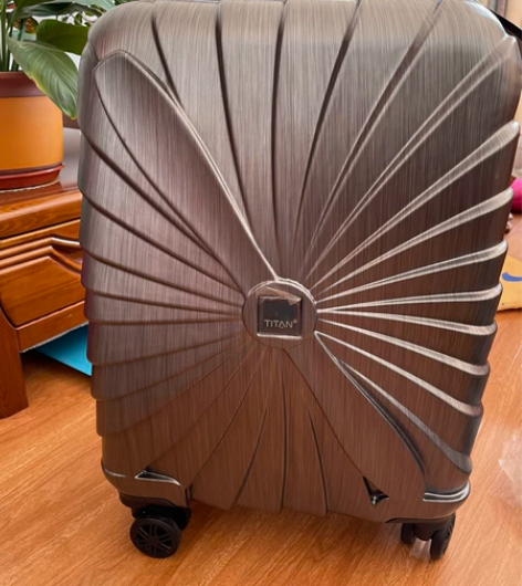 20寸拉杆箱，全新包邮。 感兴趣的话点“我...