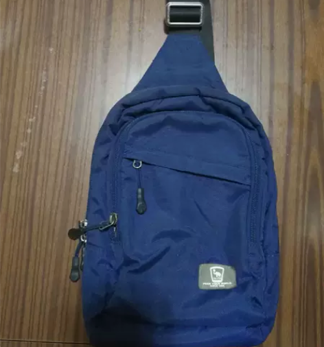 爱华仕休闲学院风，男款胸包，男士斜挎包，时...