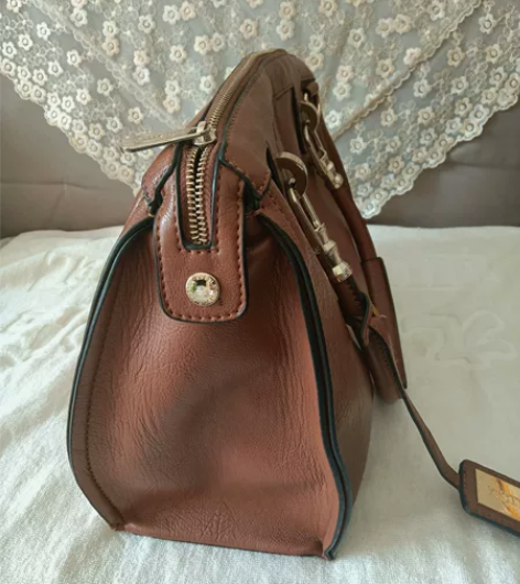 棕色大包瑕疵见图六299元，单肩包瑕疵见图...