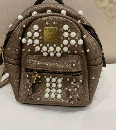 小包包，金属铆钉和珍珠的碰撞，不退换哦 感...