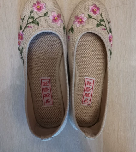 汉服鞋，适合38码， 穿了两次，可以上岸地...