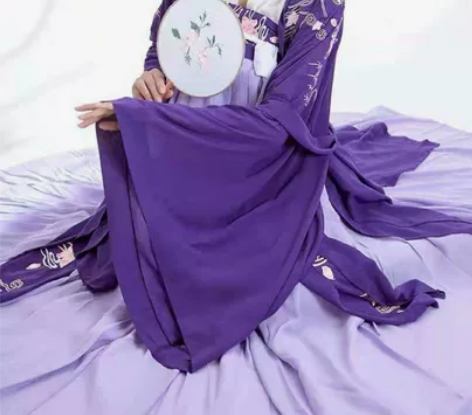 月露汉服，正绝版m码三件套 感兴趣的话点“...