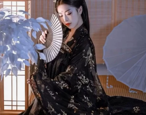 柒邑 星鹤  齐胸襦裙 黑金搭配 裙子像有...
