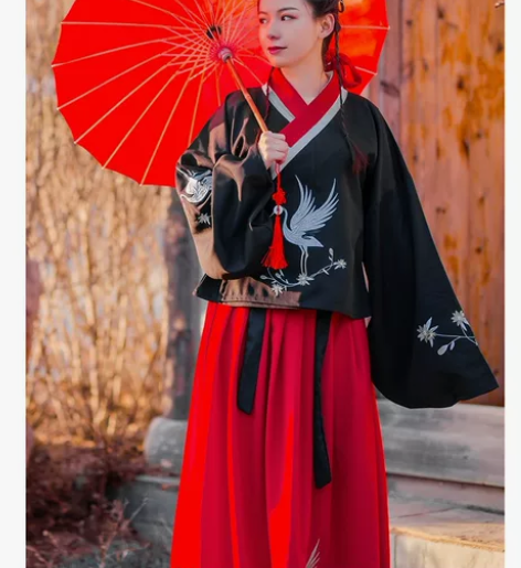 千韵岗 m黑红 一套50 全新 在衣柜 可...