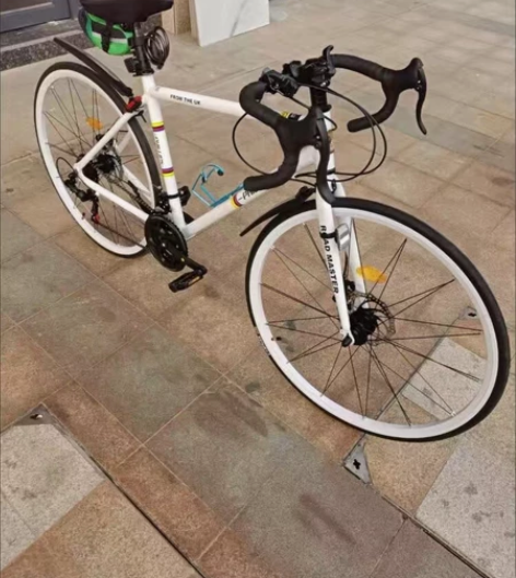 处理一台菲利普公路车自行车 轻量级铝架，极...