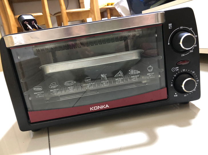小型烤箱，一时兴起买回来就做过一次然后就放...