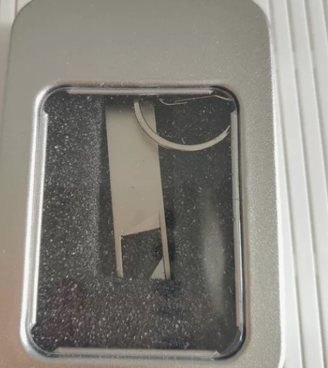 阿玛尼手表送的32GU盘 感兴趣的话点“我...