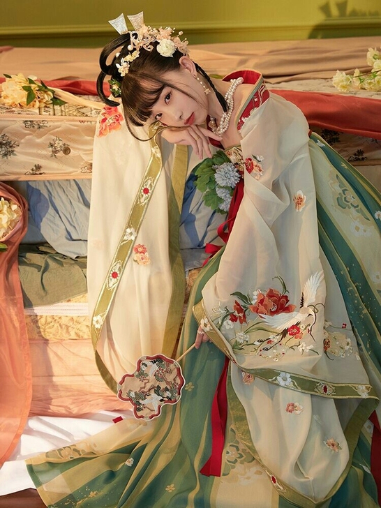 [兮光美人] 十三余小豆蔻儿国风刺绣大袖襦...