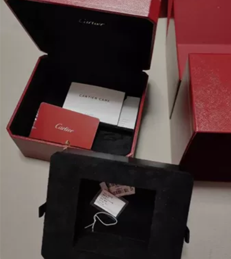 包邮，全新，原装卡地亚手表盒（全套，含礼袋...