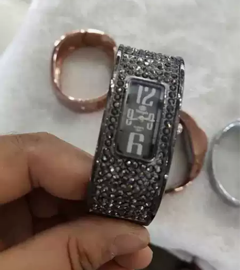 钻手镯手表。特惠 感兴趣的话点“我想要”和...