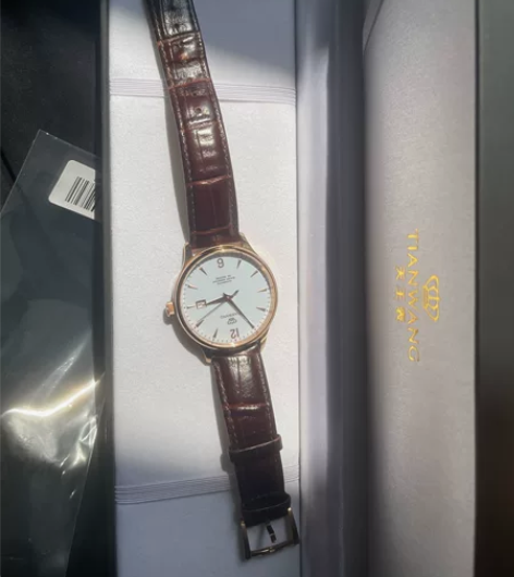 天王自动机械表 表带磨损了，介意的可以自己...