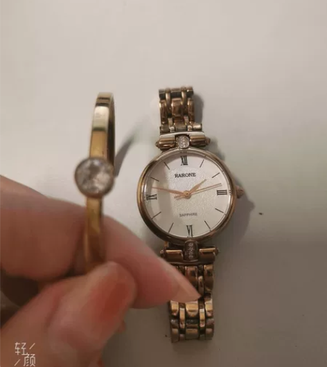 雷诺小金手表?手镯一起出 感兴趣的话点“我...