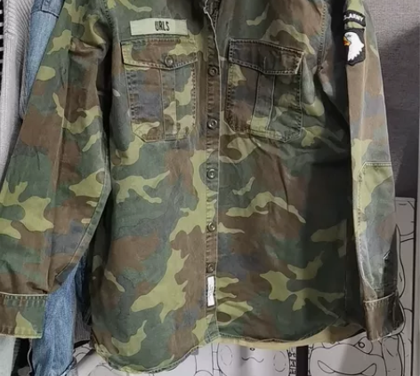 男士春秋冬百搭酷酷的迷彩服 商场购买，穿过...