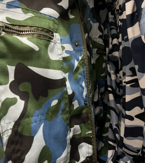 出迷彩服 外套两件 裤子两件 短袖两件 鞋...