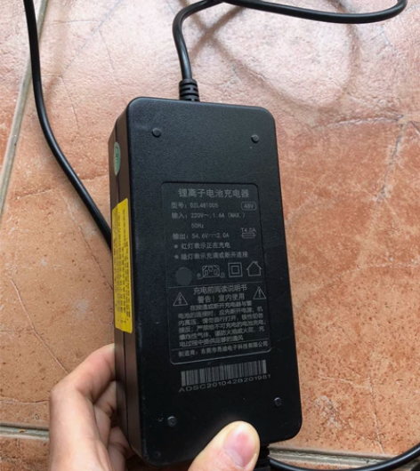 原装电动车电源，成色如图还很新，有需要联系...