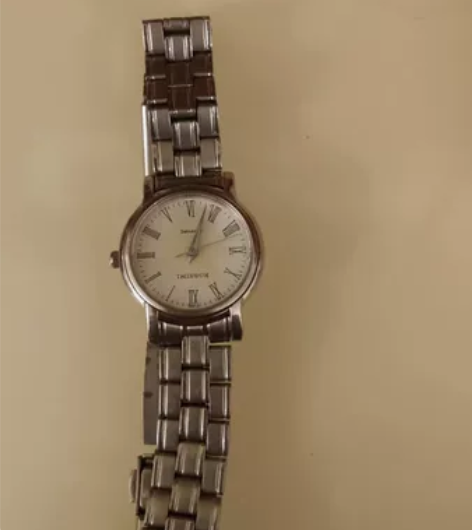 罗西尼女表正品 正常佩戴俩年了，依然走动时...