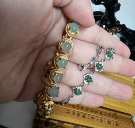 天然翡翠冰透阳绿蛋面手链， 纯银镶嵌，颗颗...