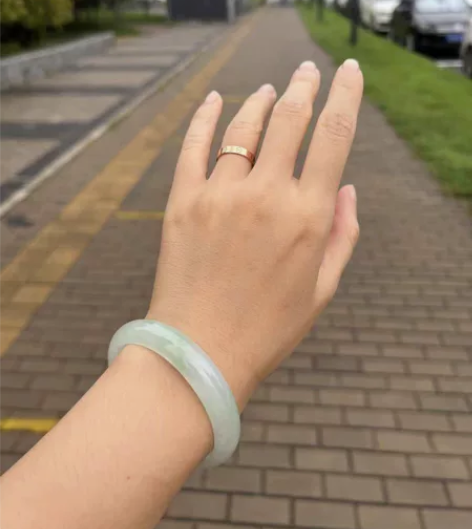 冰种带底色飘花手镯 ，纯净晴底，清爽淡雅，...