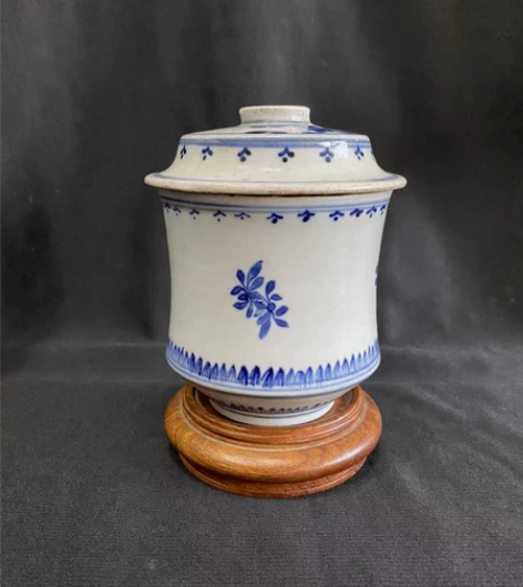 今天下乡收了一件，清代青花老盖碗，漂亮完整...