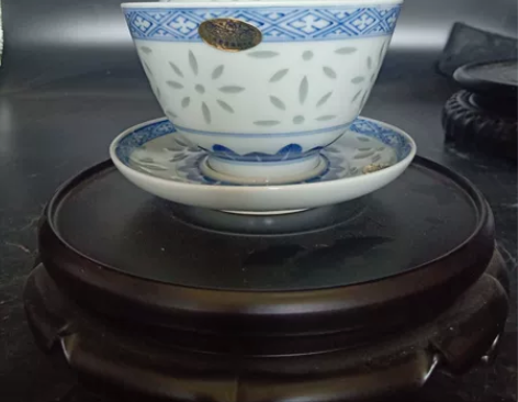 景德镇光明瓷厂出品：青花玲珑盖碗杯 品相完...