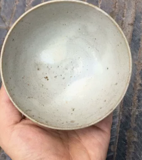 元代白釉碗，全品胎干釉润，土沁自然，呈乳白...