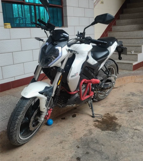 小迅龙150手续齐全，20年的车，必须过户...