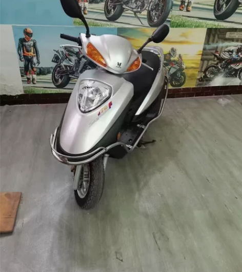 豪爵宇钻,电镀银,成色完美,无损伤,无刮痕...