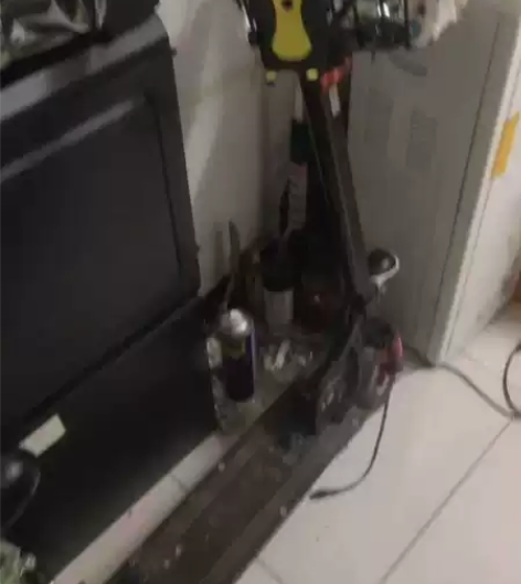 电动滑板车，成色一般，轮子声音有点响，满电...