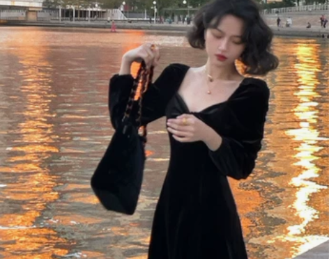 酒午法式复古气质黑色方领长袖丝绒裙女秋冬收...