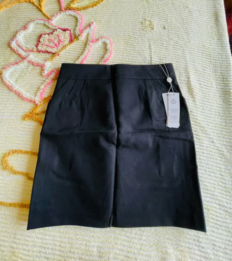 裙子是纯黑色，一步裙，穿上很显气质 感兴趣...