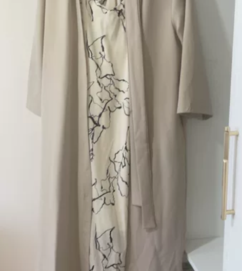 卡其色春秋中长宽松款薄风衣+内搭吊带长裙，...